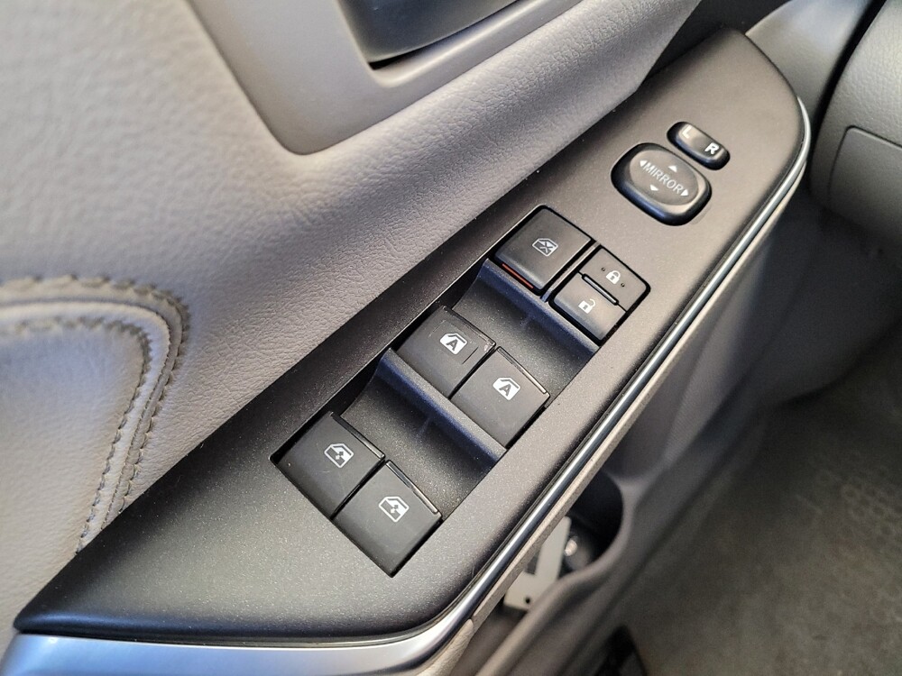 2017 Toyota Camry in Toledo, OH 43617 - 18135139 27