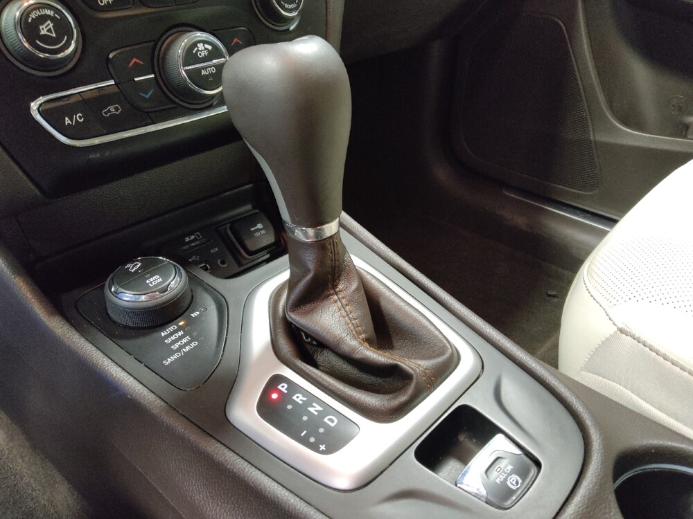 2017 Jeep Cherokee in Phoenix, AZ 85015 - 18135379 26