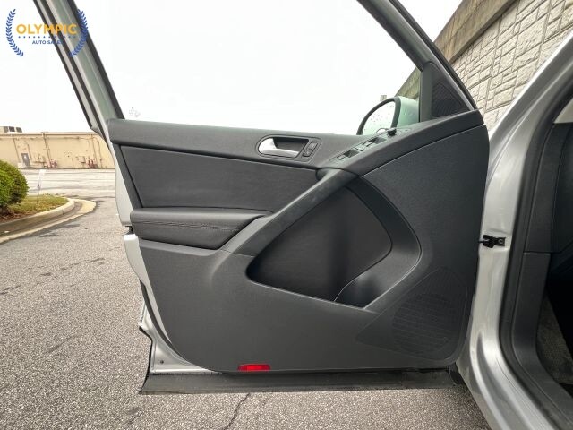 2017 Volkswagen Tiguan in Decatur, GA 30032 - 18135430 43