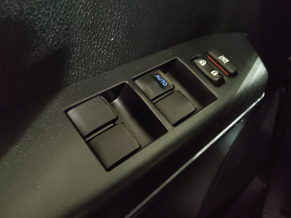 2018 Toyota RAV4 in Arlington, TX 76011 - 18135539 27