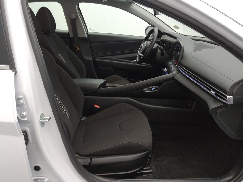 2025 Hyundai Elantra in Independence, MO 64055 - 18135928 21