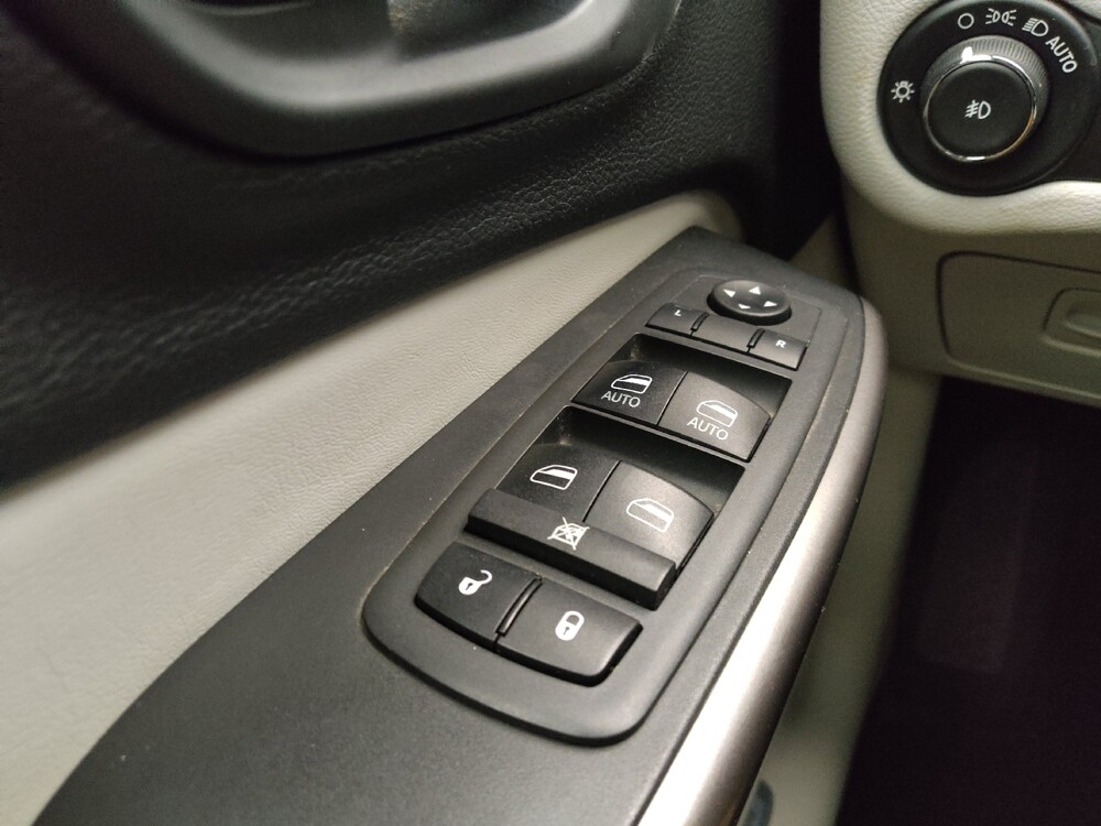 2019 Jeep Cherokee in Lombard, IL 60148 - 18135937 27