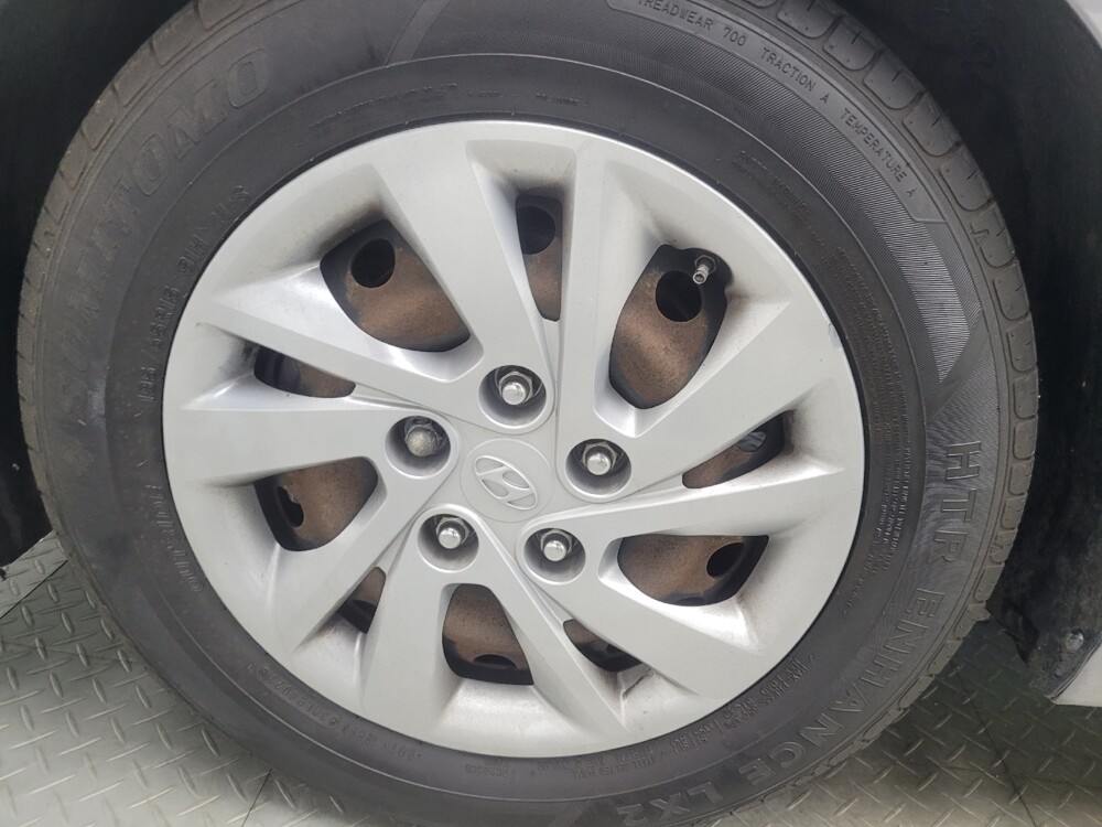 2019 Hyundai Elantra in Indianapolis, IN 46222 - 18135985 31