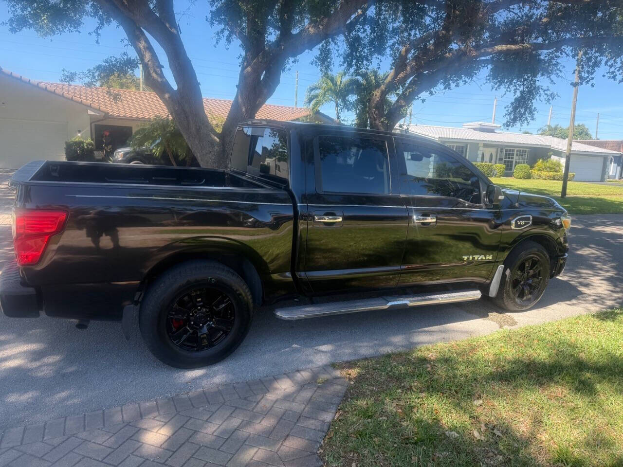 2017 Nissan Titan in Hollywood, FL 33023-1906 - 18136132 17