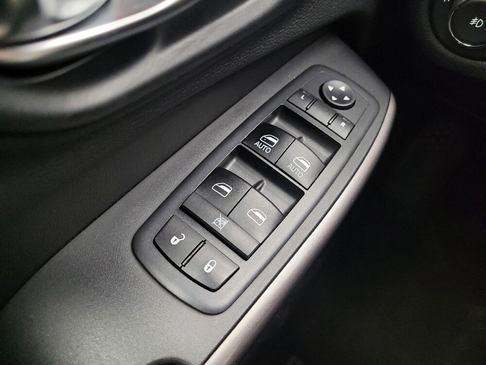 2019 Jeep Cherokee in Louisville, KY 40258 - 18136245 27