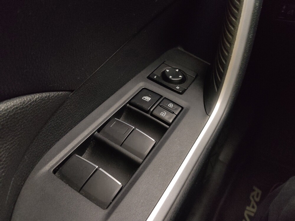 2019 Toyota RAV4 in Independence, MO 64055 - 18136277 27