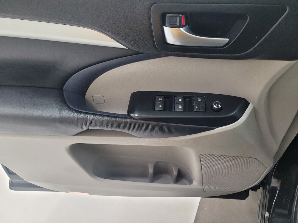 2016 Toyota Highlander in St. Louis, MO 63136 - 18136278 27
