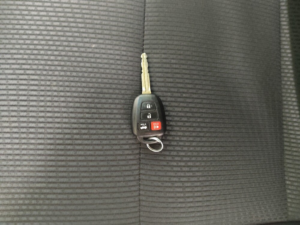 2016 Toyota Camry in St. Louis, MO 63136 - 18136285 32