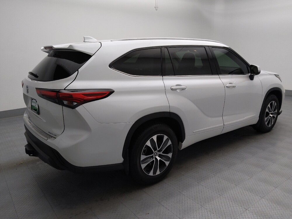 2022 Toyota Highlander in St. Louis, MO 63136 - 18136293 10