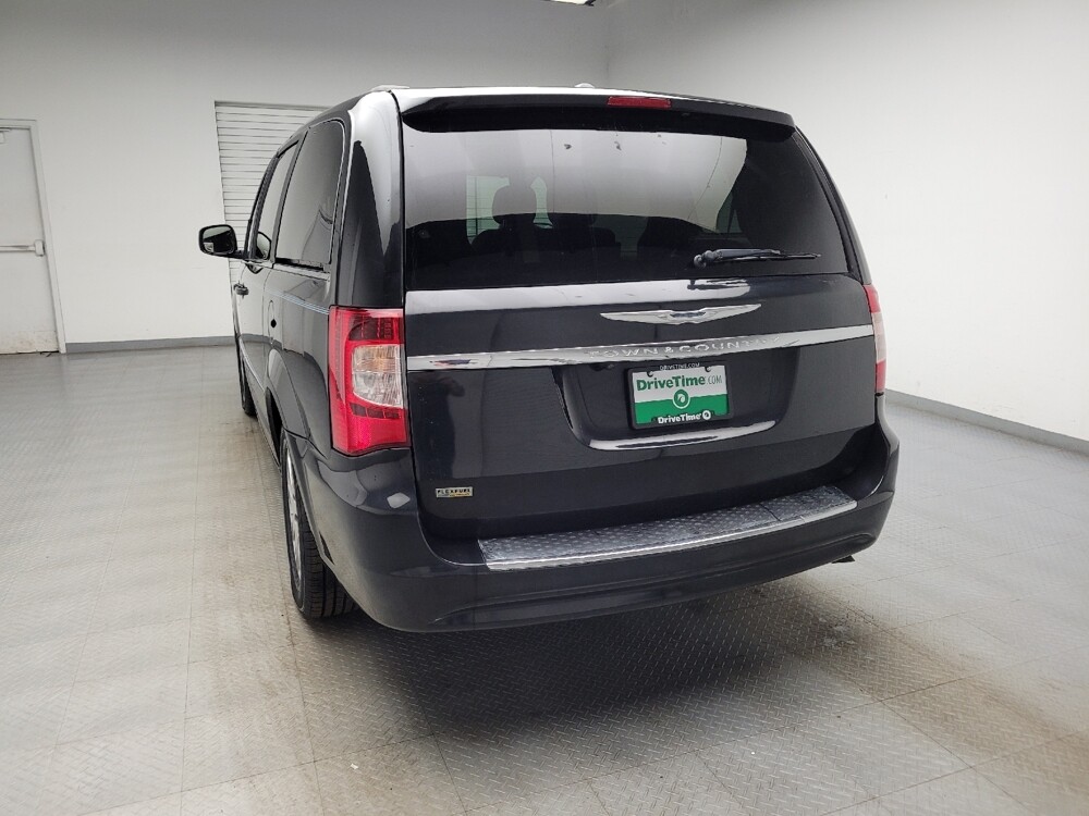 2016 Chrysler Town & Country in Grand Rapids, MI 49508 - 18136311 6