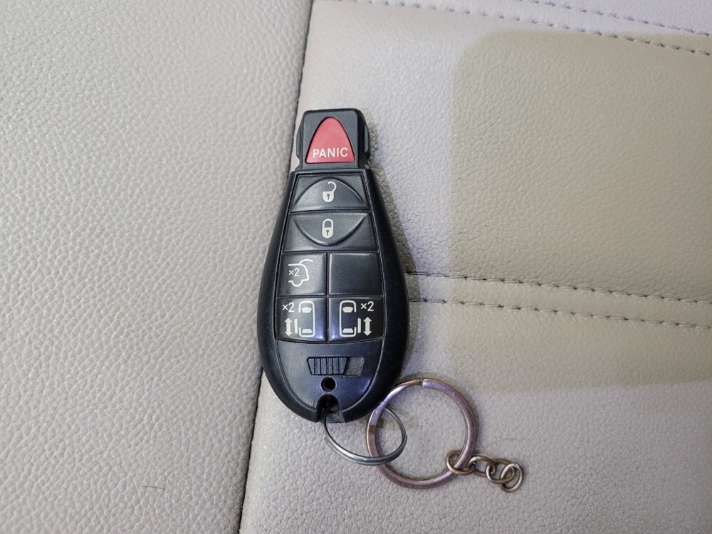 2016 Chrysler Town & Country in Grand Rapids, MI 49508 - 18136311 32