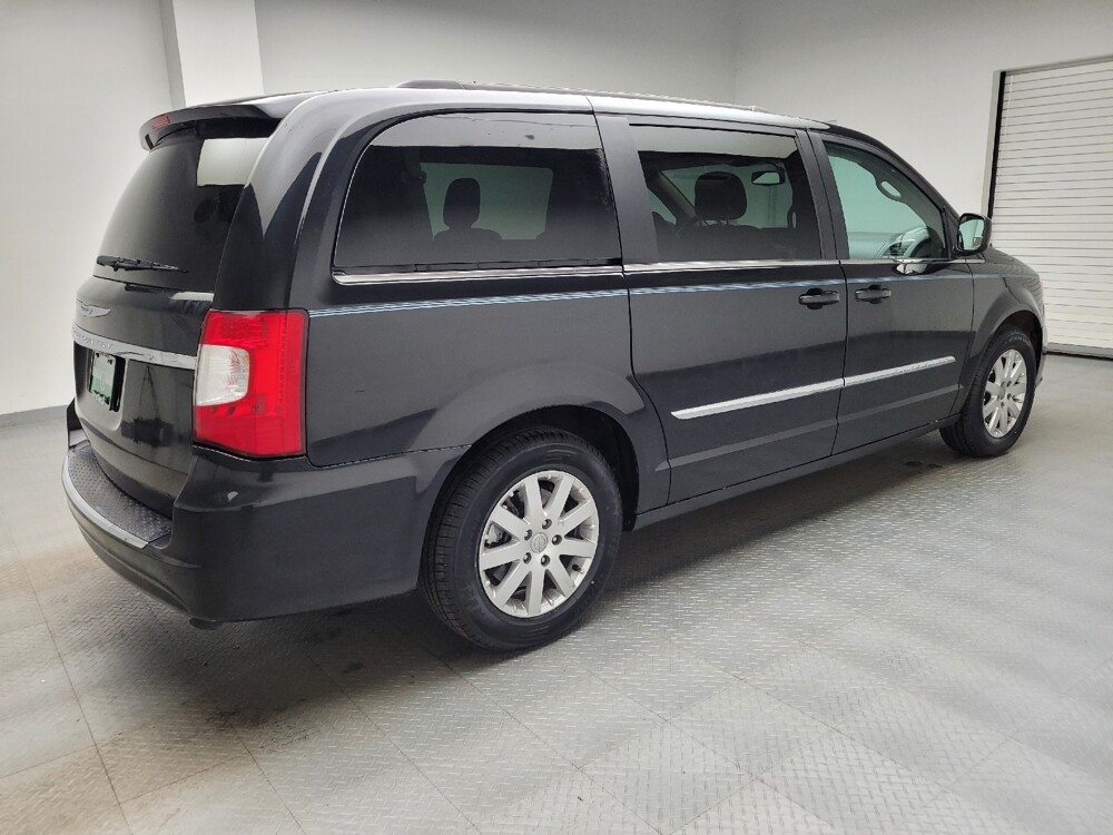 2016 Chrysler Town & Country in Grand Rapids, MI 49508 - 18136311 10