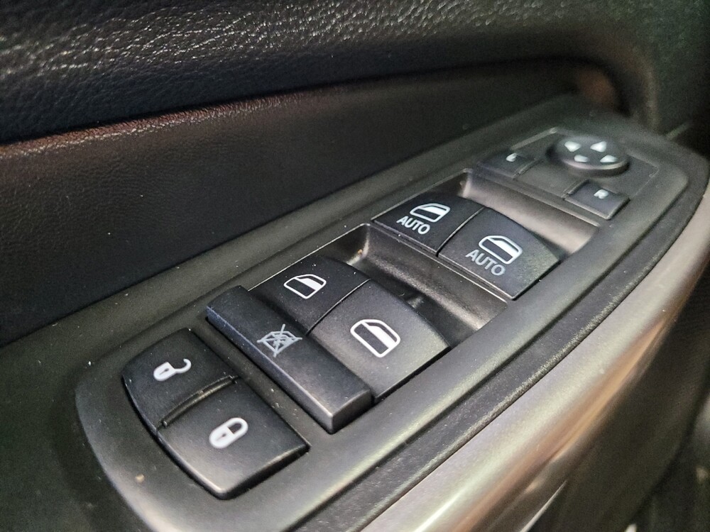 2019 Jeep Cherokee in Phoenix, AZ 85015 - 18136450 27