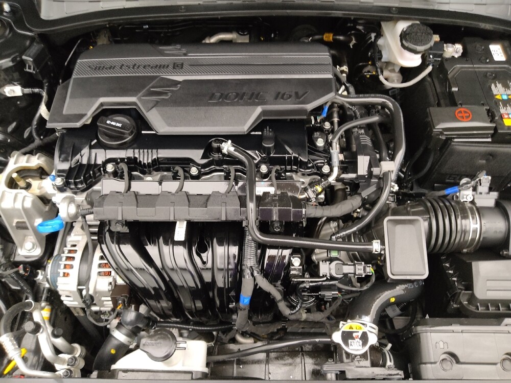 2025 Hyundai Elantra in Topeka, KS 66611 - 18136639 30