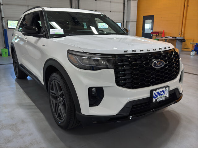 2026 Ford Explorer in Burlington, WI 53105 - 18136686 7
