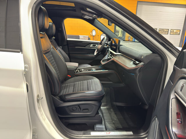 2026 Ford Explorer in Burlington, WI 53105 - 18136686 21