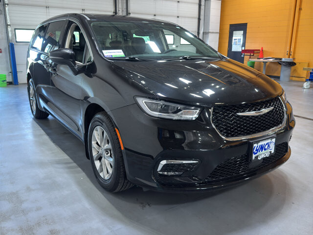 2023 Chrysler Pacifica in Burlington, WI 53105 - 18136689 8