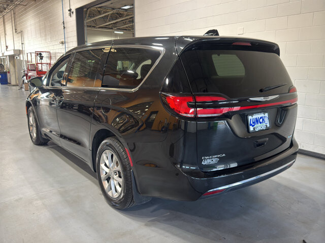 2023 Chrysler Pacifica in Burlington, WI 53105 - 18136689 4