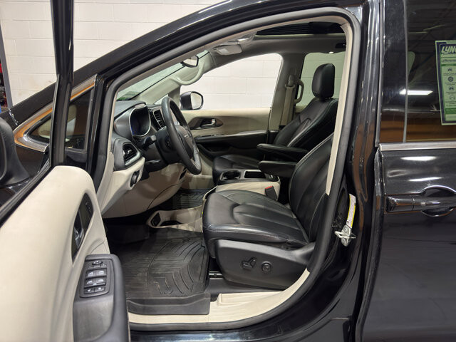2023 Chrysler Pacifica in Burlington, WI 53105 - 18136689 16