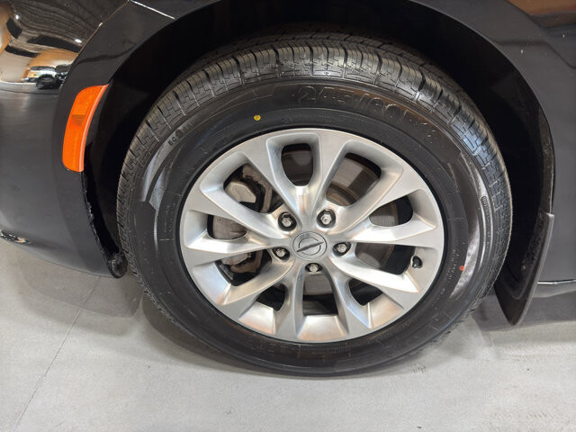 2023 Chrysler Pacifica in Burlington, WI 53105 - 18136689 10