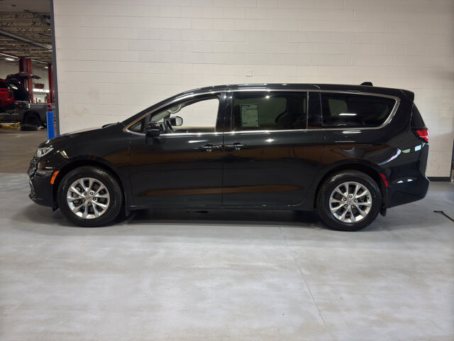 2023 Chrysler Pacifica in Burlington, WI 53105 - 18136689 2