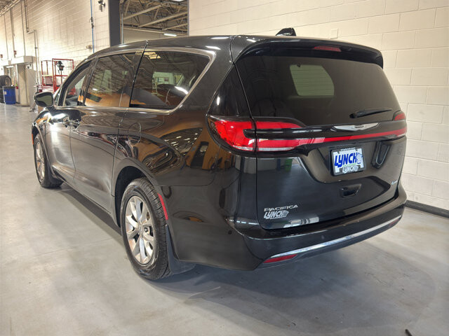 2023 Chrysler Pacifica in Burlington, WI 53105 - 18136689 3