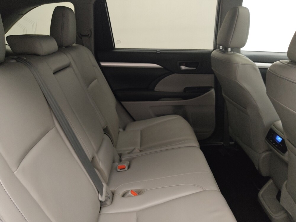 2019 Toyota Highlander in Midlothian, IL 60445 - 18137080 19