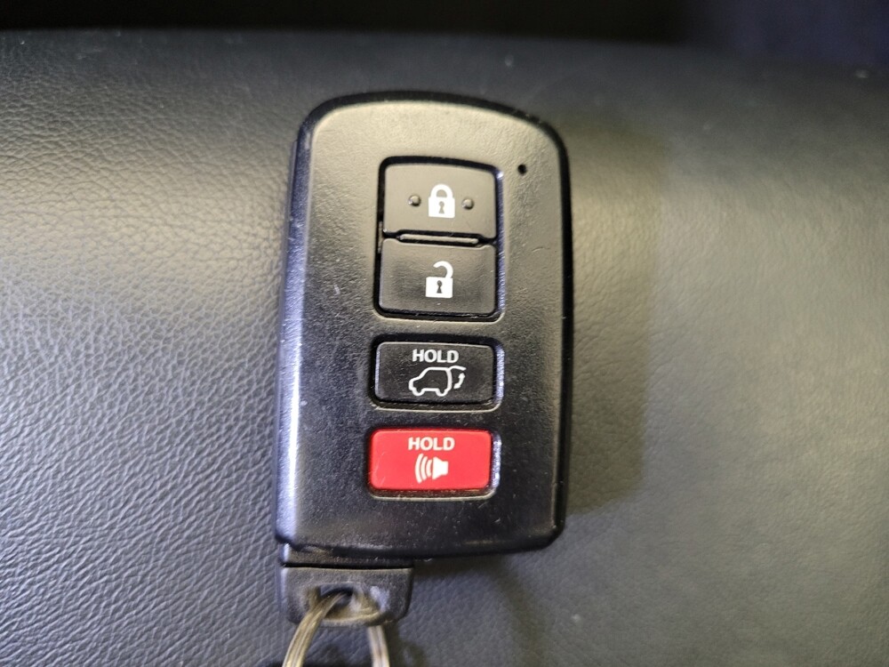 2019 Toyota Highlander in Miamisburg, OH 45342 - 18137212 32