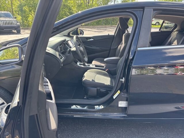 2017 Chevrolet Cruze in Marysville, OH 43040 - 18137235 15