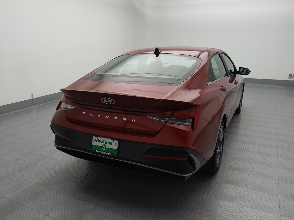 2024 Hyundai Elantra in Independence, MO 64055 - 18137623 7