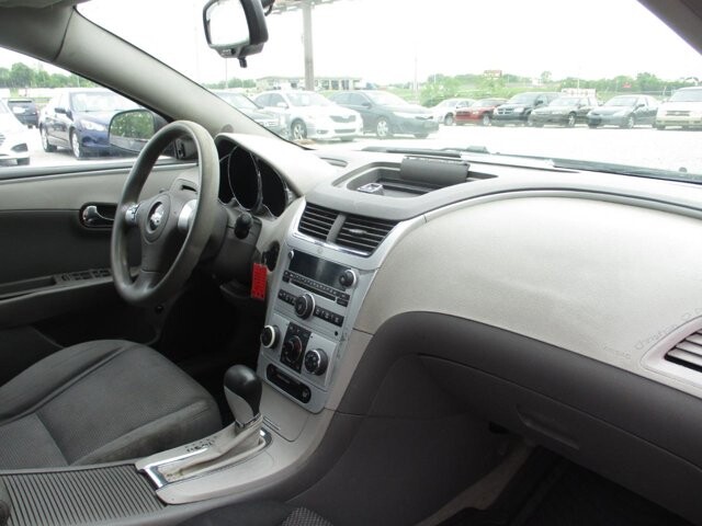 2008 Chevrolet Malibu in Oak Grove, MO 64075 - 18137721 10