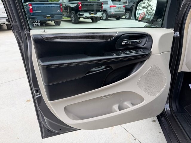 2016 Chrysler Town & Country in Knoxville, TN 37920 - 18137723 6