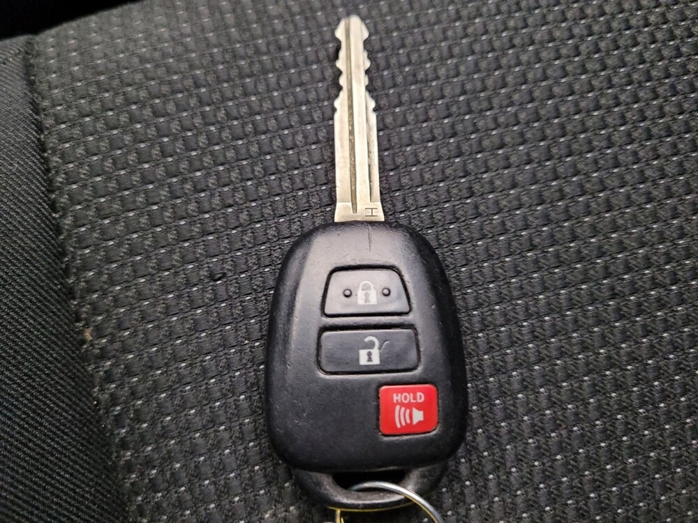2018 Toyota RAV4 in Downey, CA 90241 - 18137785 32