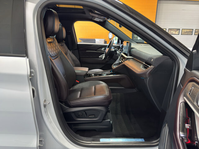 2025 Ford Explorer in Burlington, WI 53105 - 18138468 21