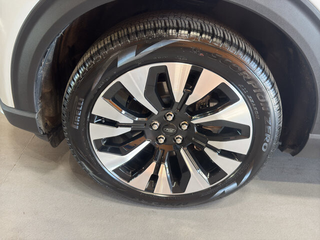 2025 Ford Explorer in Burlington, WI 53105 - 18138468 9
