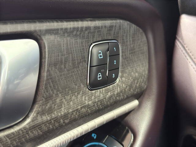 2025 Ford Explorer in Burlington, WI 53105 - 18138468 37