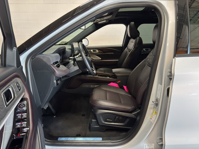 2025 Ford Explorer in Burlington, WI 53105 - 18138468 18