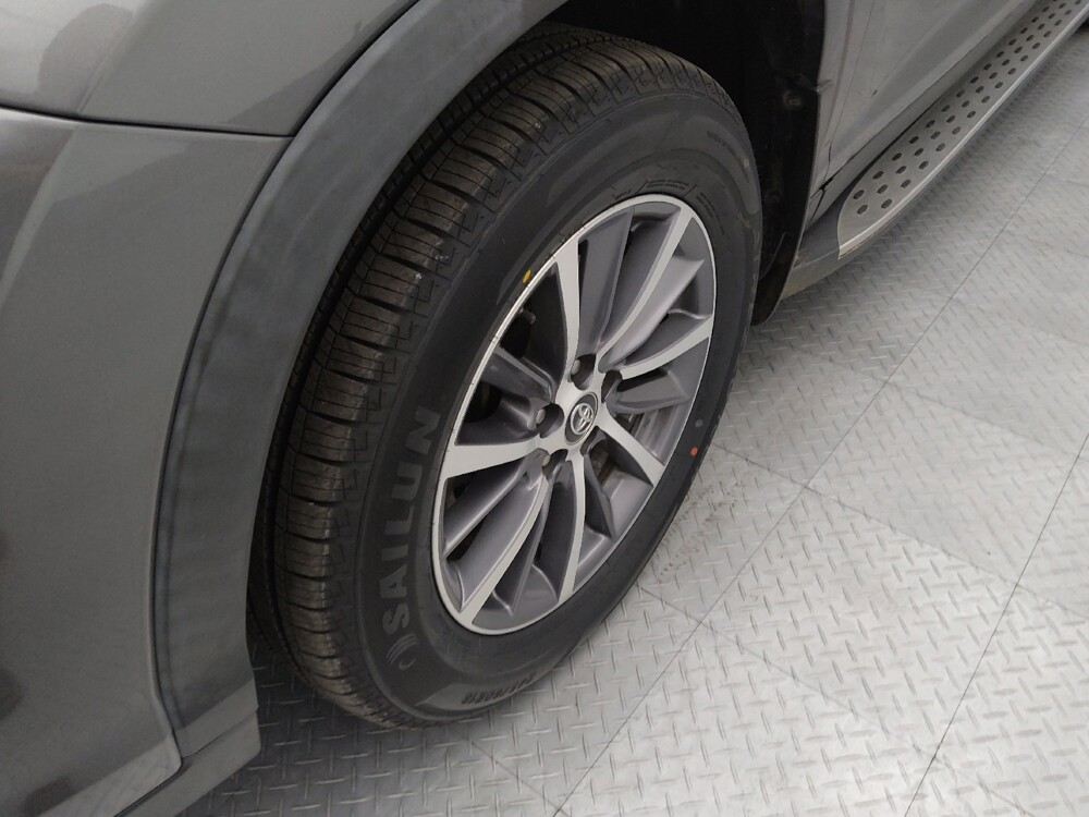 2019 Toyota Highlander in St. Louis, MO 63136 - 18139321 31