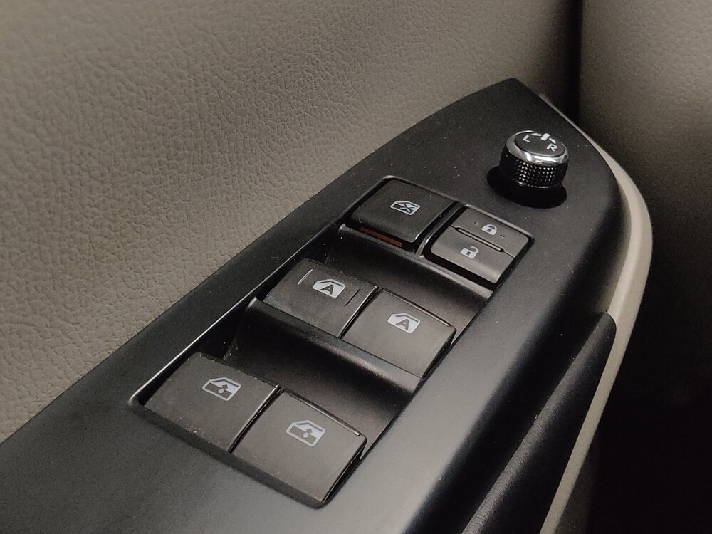 2019 Toyota Highlander in St. Louis, MO 63136 - 18139321 27