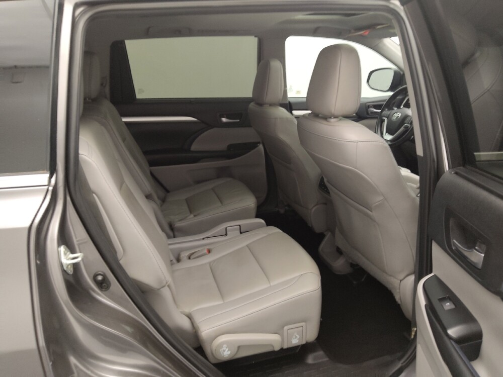 2019 Toyota Highlander in St. Louis, MO 63136 - 18139321 19