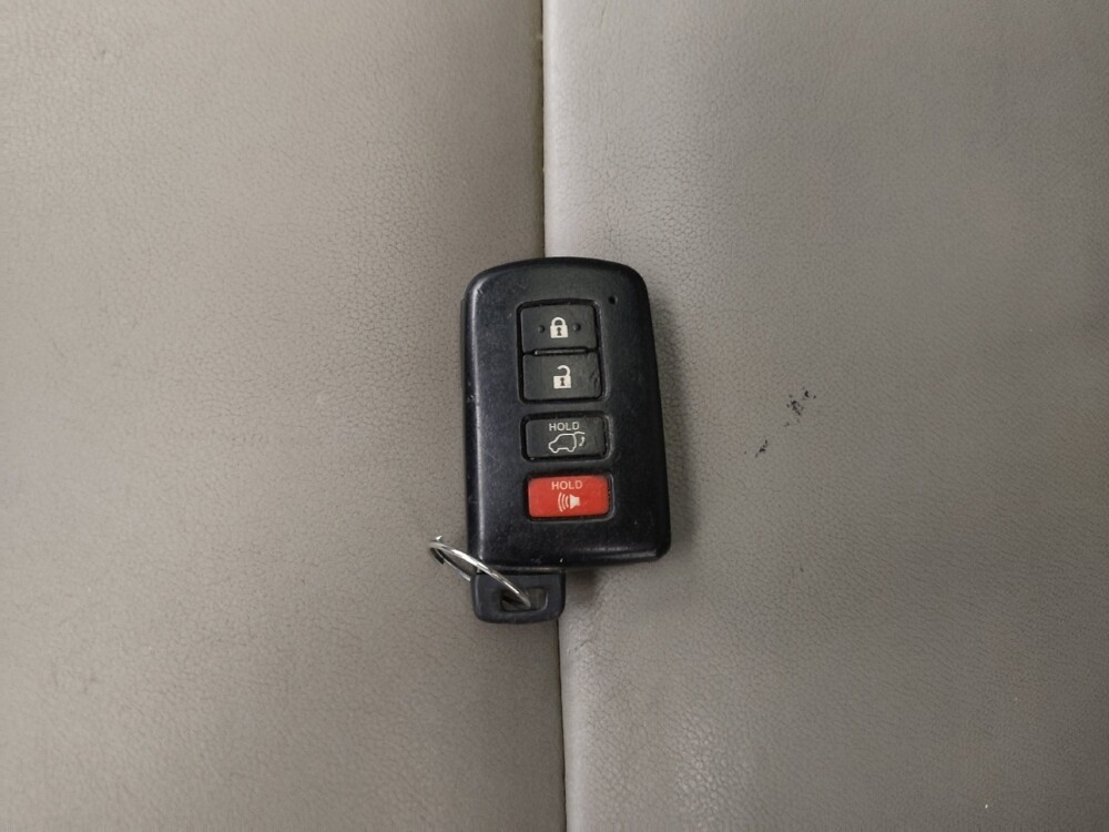 2019 Toyota Highlander in St. Louis, MO 63136 - 18139321 32