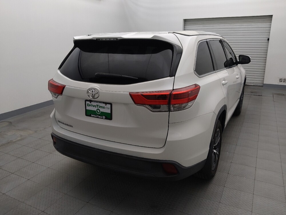 2019 Toyota Highlander in Houston, TX 77074 - 18139326 7