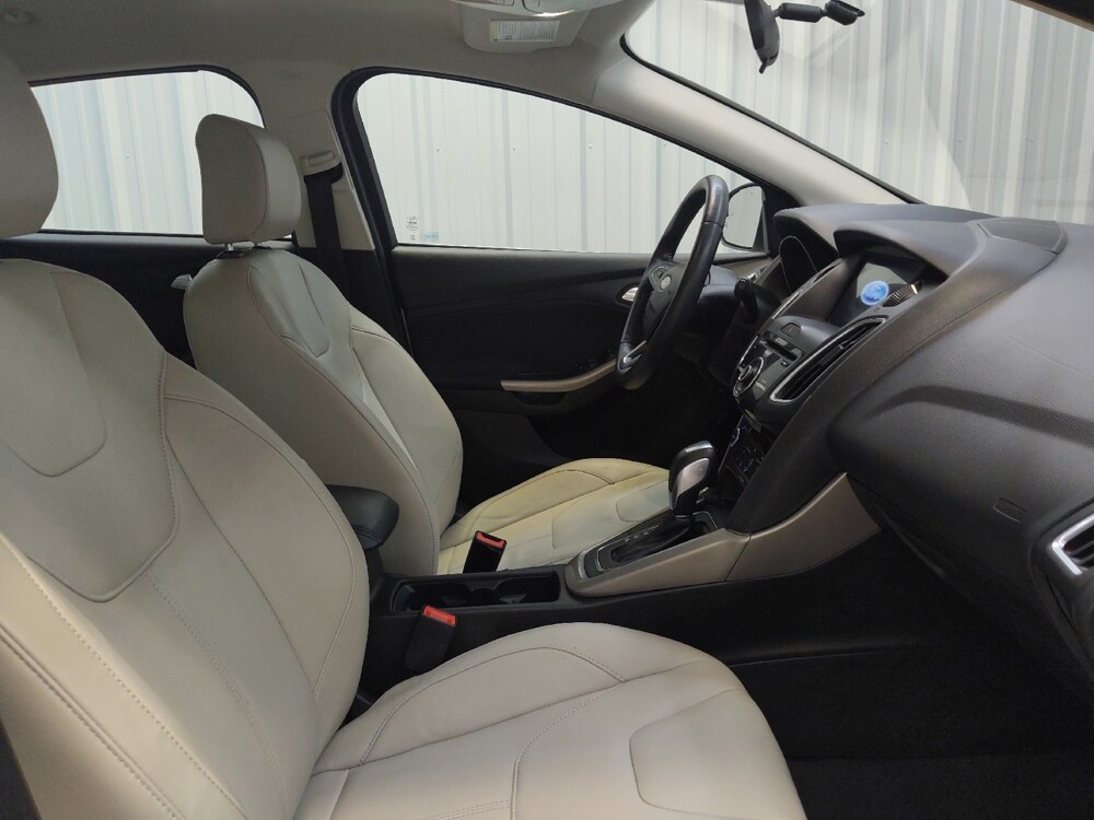 2016 Ford Focus in Cincinnati, OH 45255 - 18140034 21