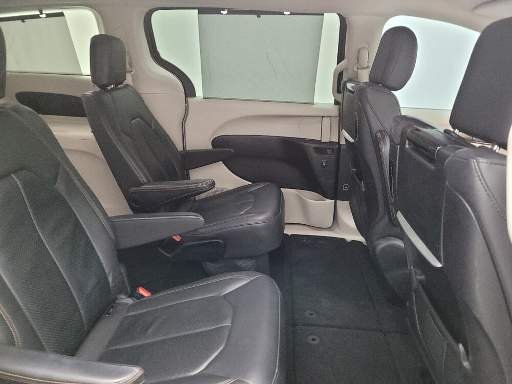 2017 Chrysler Pacifica in Toledo, OH 43617 - 18140044 19
