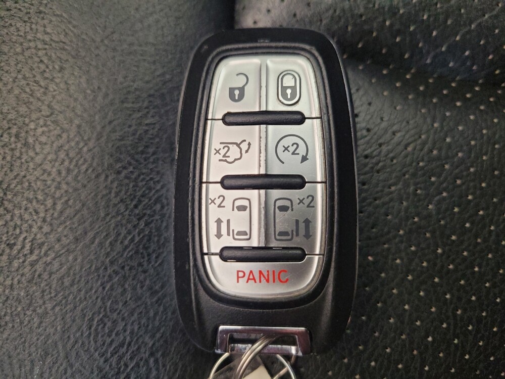 2017 Chrysler Pacifica in Toledo, OH 43617 - 18140044 32