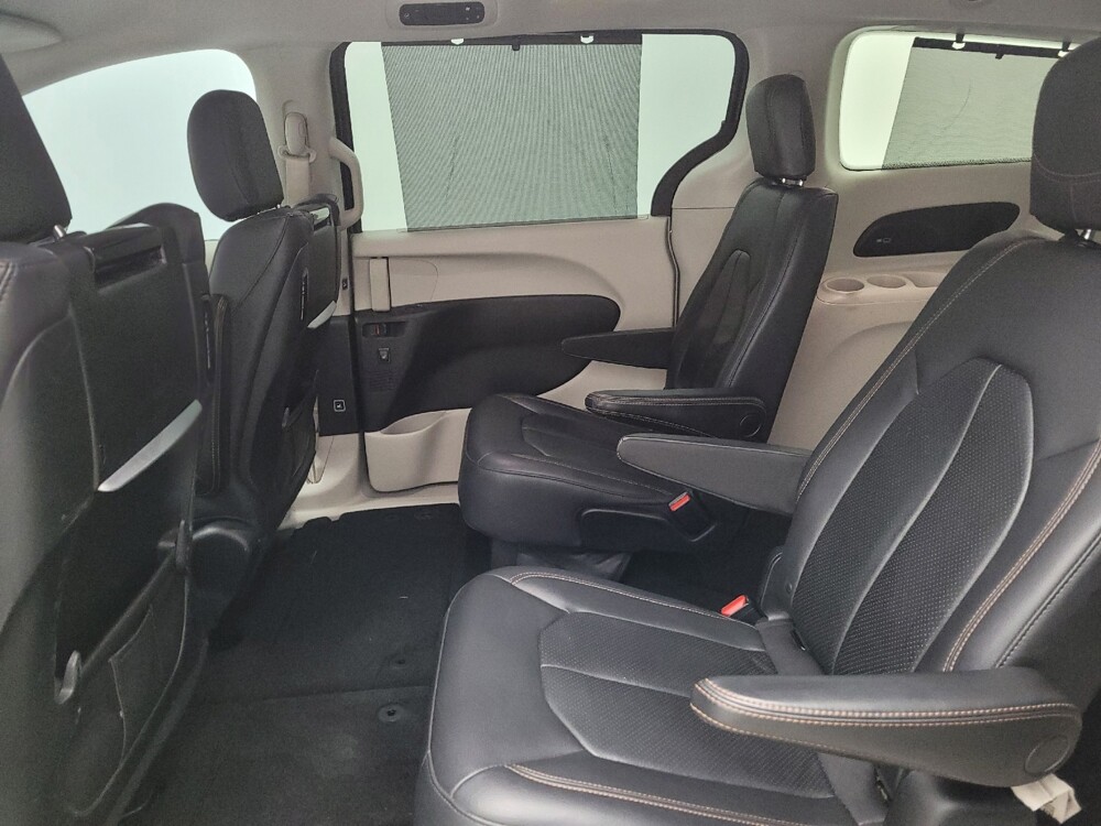 2017 Chrysler Pacifica in Toledo, OH 43617 - 18140044 18