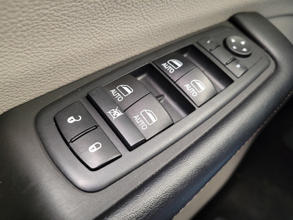 2017 Chrysler Pacifica in Toledo, OH 43617 - 18140044 27