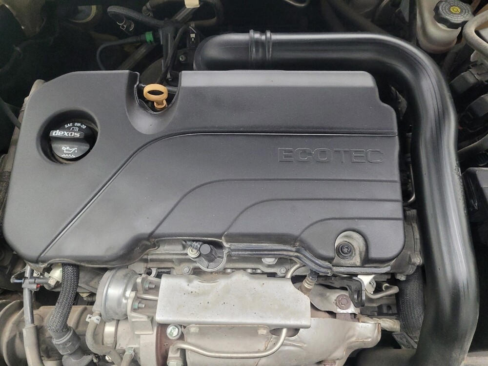 2018 Chevrolet Malibu in Indianapolis, IN 46219 - 18140123 30