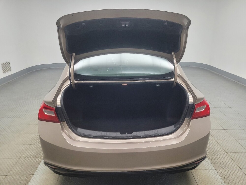 2018 Chevrolet Malibu in Indianapolis, IN 46219 - 18140123 29