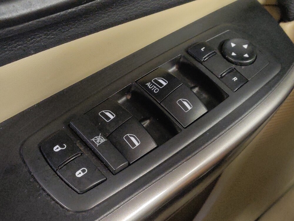2019 Jeep Cherokee in Houston, TX 77074 - 18140558 27